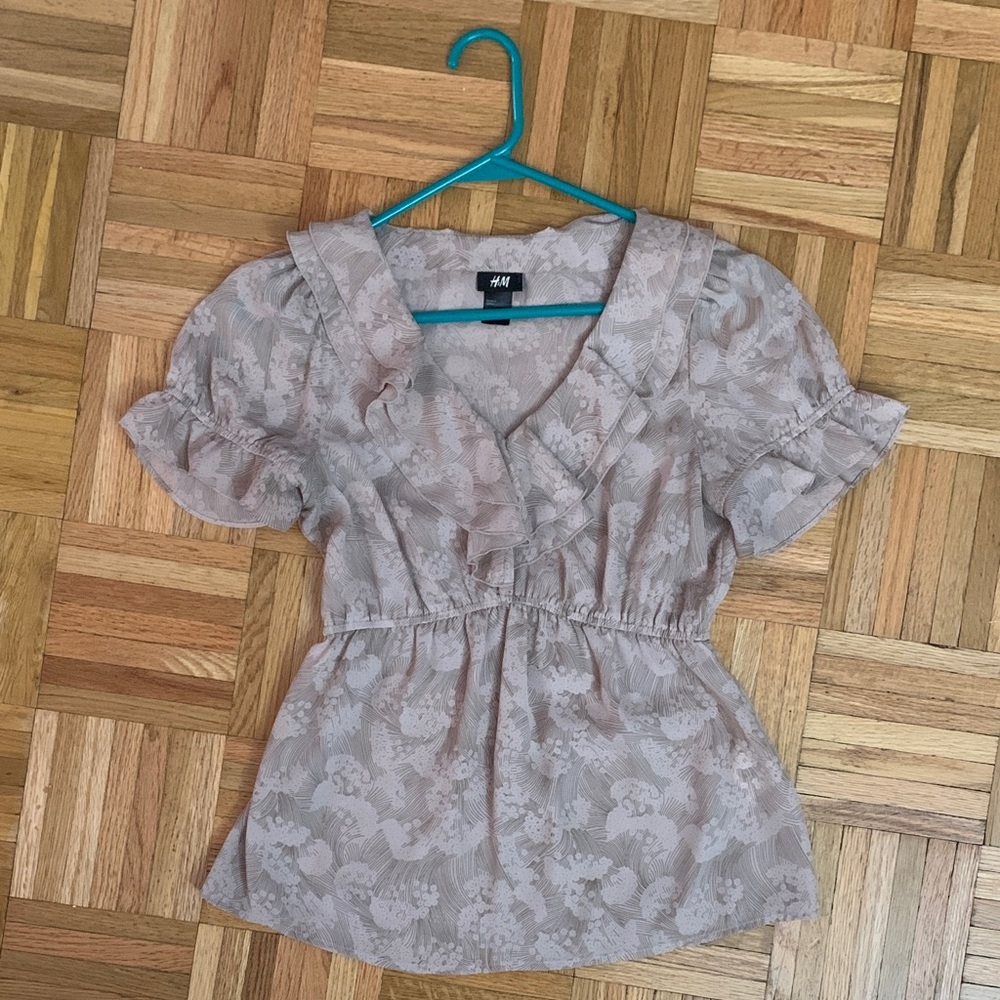 H&M Beige V-Neck Floral Blouse Ruffles - EUC! - Women's Size 2
